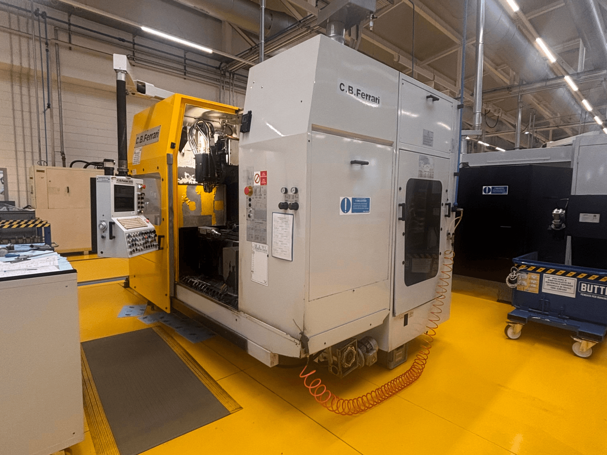 C.B. Ferrari A175 -pystytyöstökeskus tehdasasetuksissa, etukuva, jossa ohjauspaneeli ja avoin luukku näkyvissä.