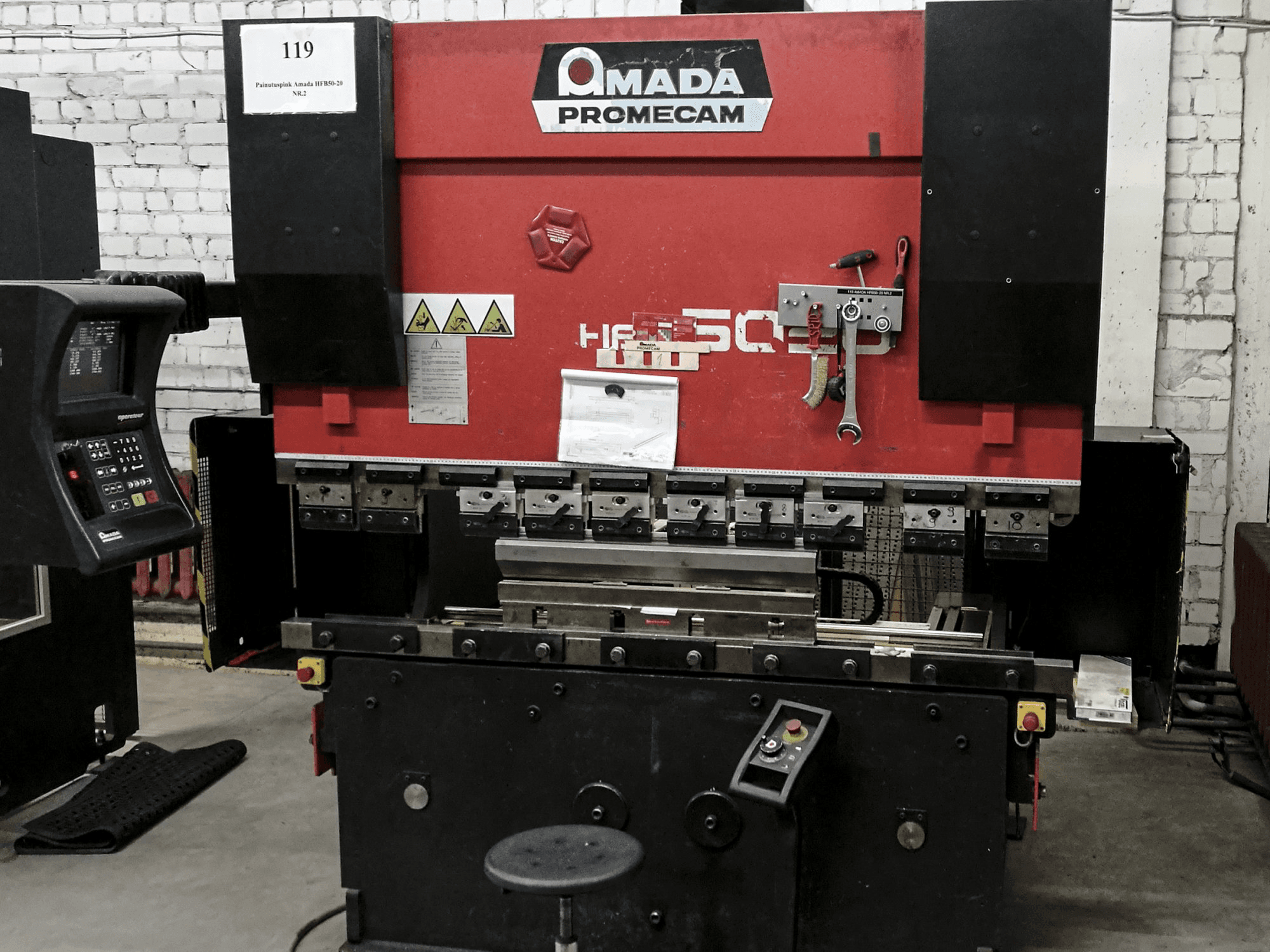 Koneen AMADA etunäkymä HFB0 50-20