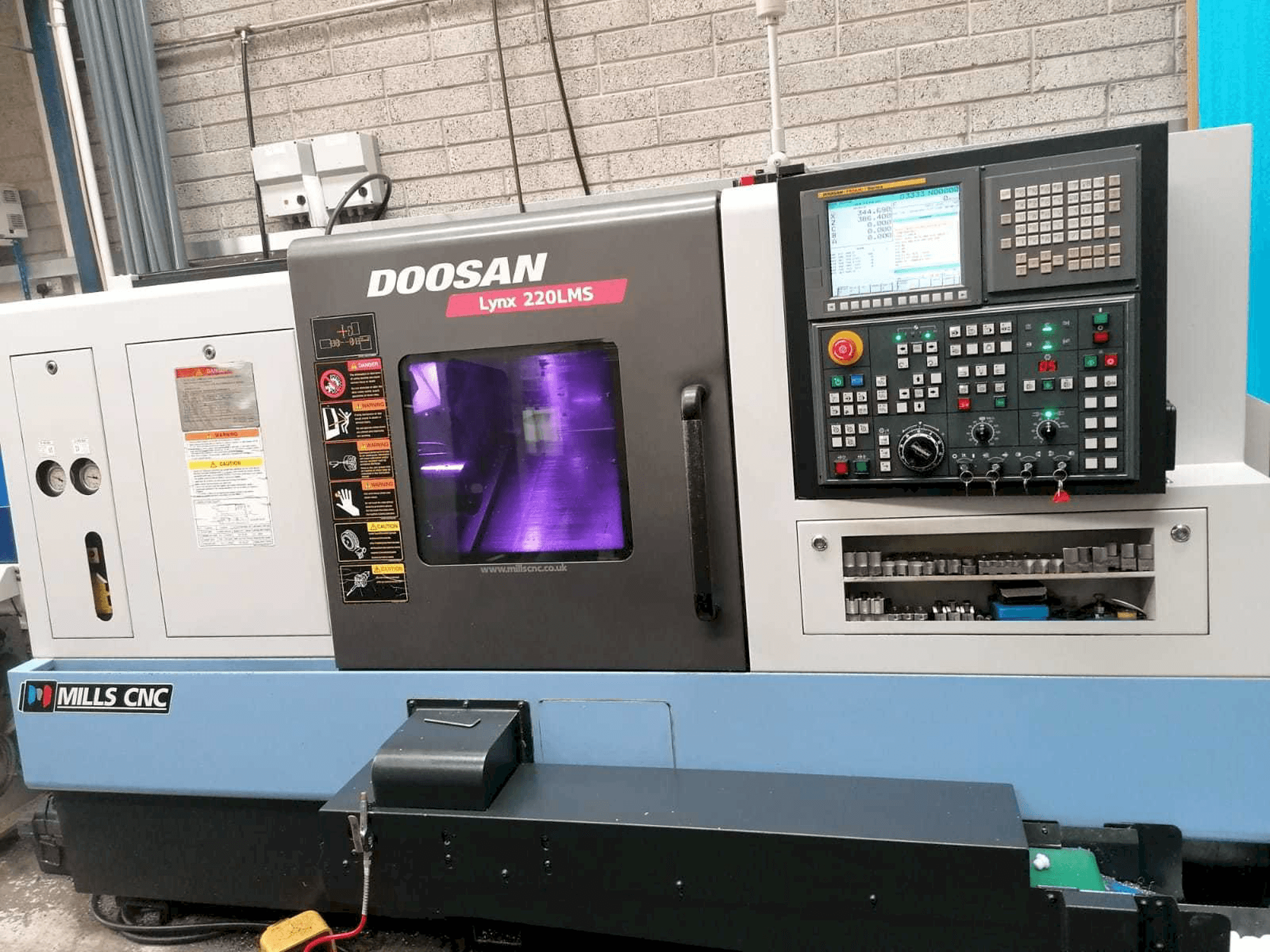 Koneen Doosan Lynx 220LMSA etunäkymä