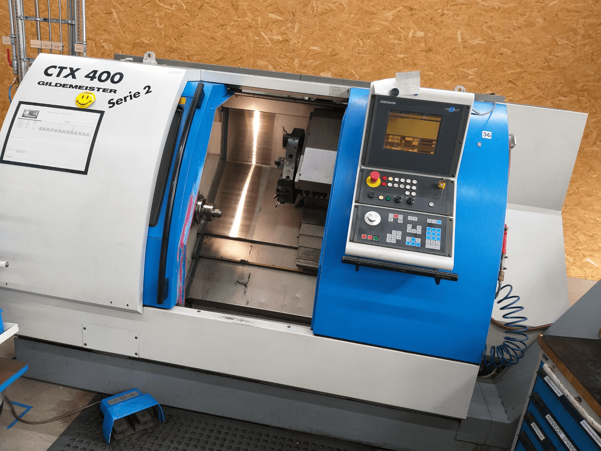 Gildemeister CTX 400 Serie 2 -vaakasuora sorvi, etunäkymä, jossa näkyy ohjauspaneeli ja koneen avoin sisätila.