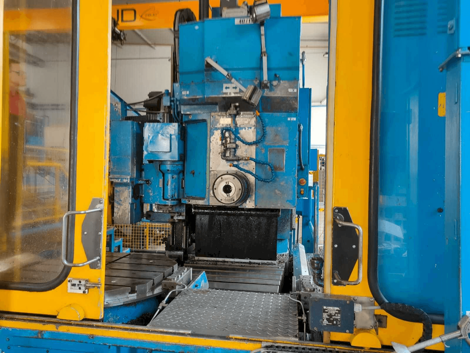 Koneen Cincinnati MILACRON 20-HC-2500 etunäkymä