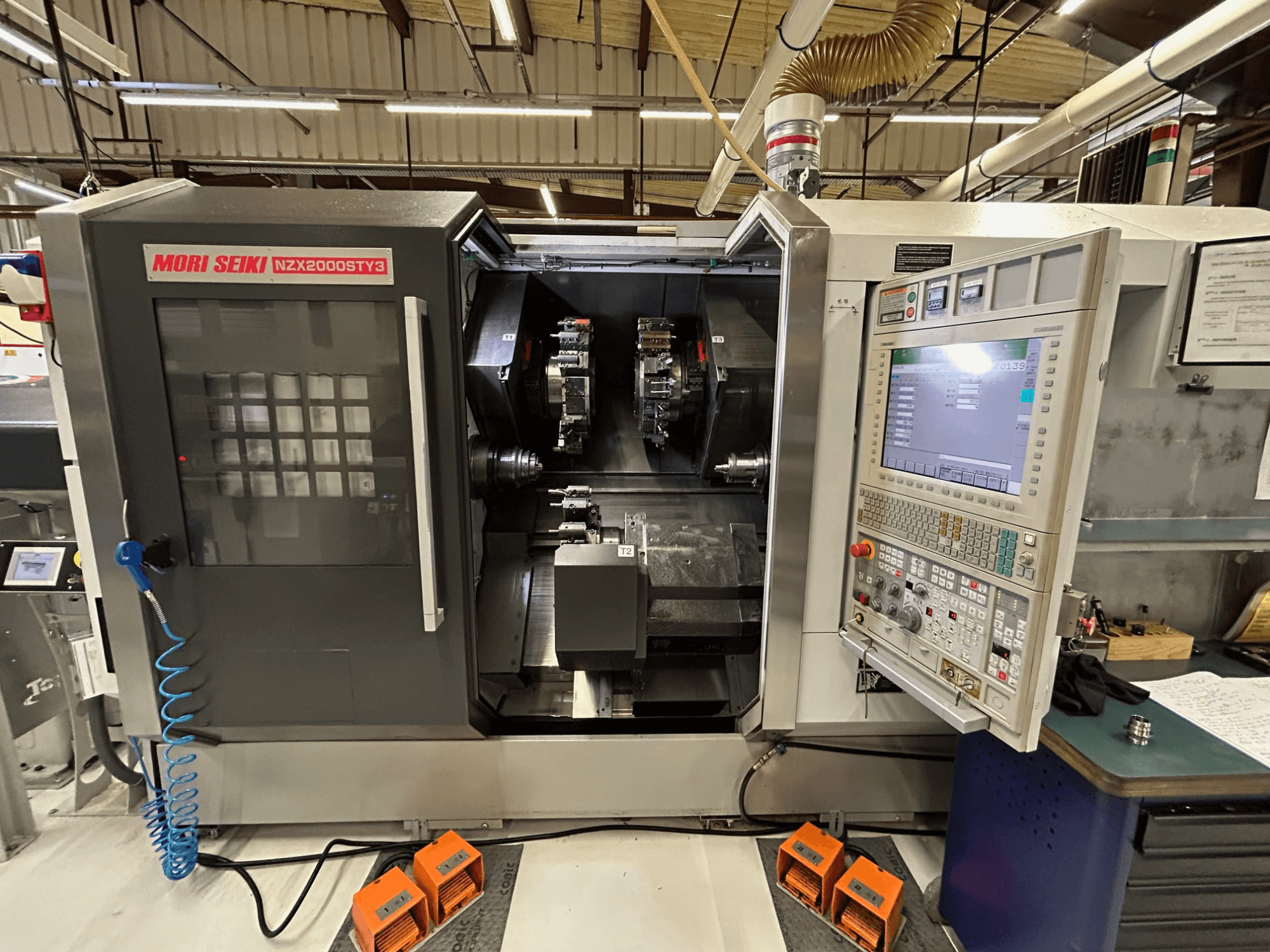 MORI SEIKI NZ2000 ST3Y3 -monikara-sorvi, etunäkymä, jossa näkyvät ohjauspaneeli ja työstöalue.