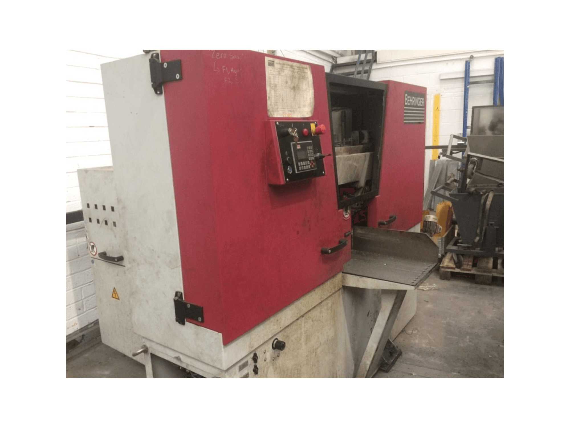 Koneen Behringer HBE261 A etunäkymä