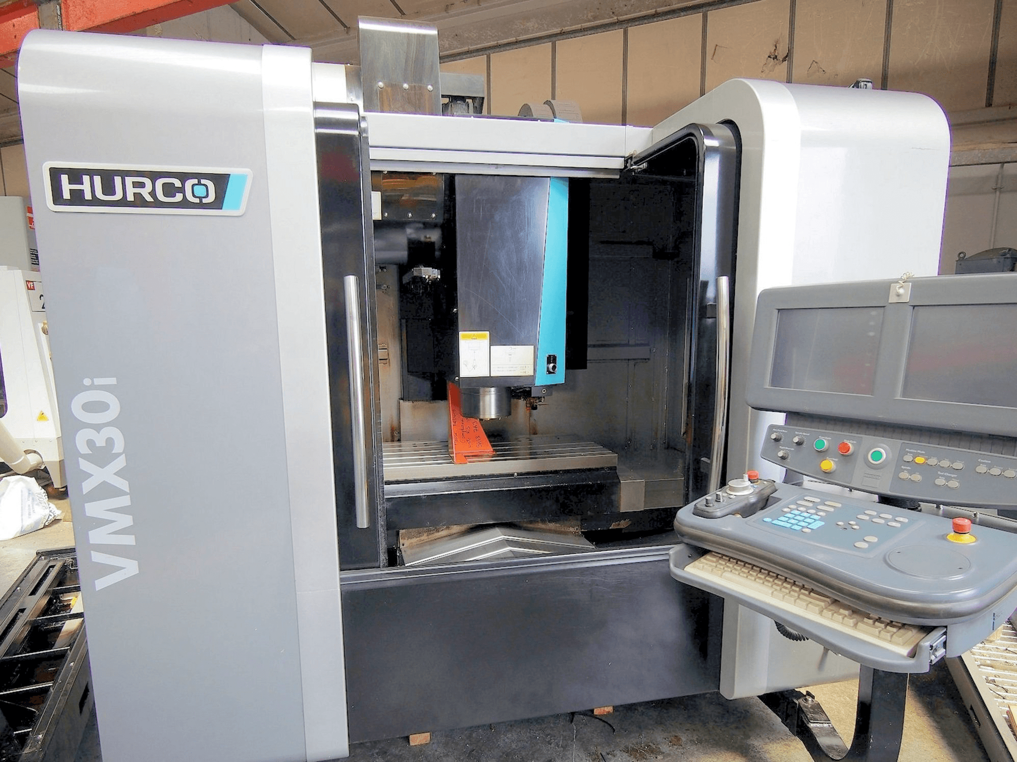 Koneen Hurco VMX 30i etunäkymä