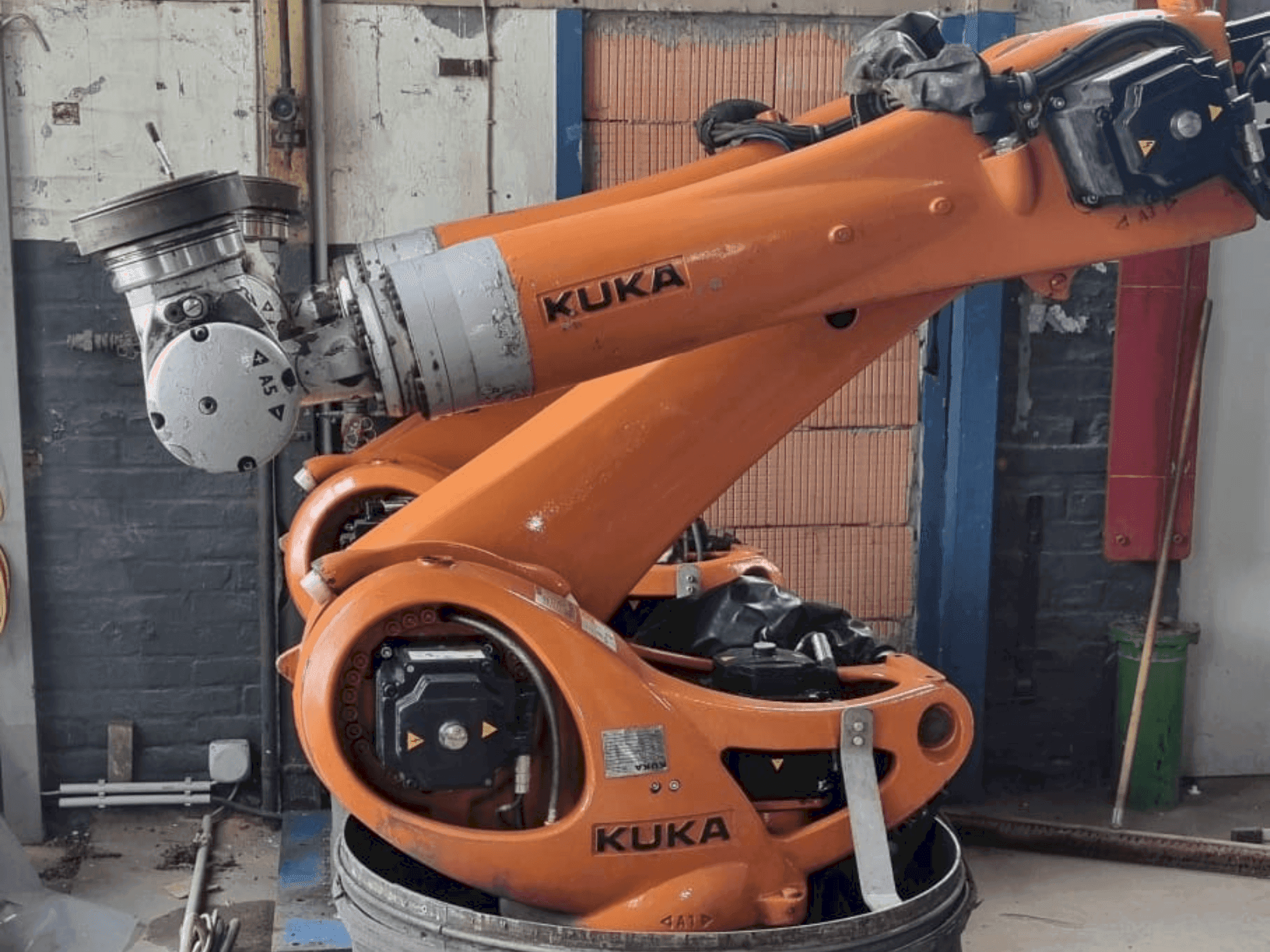 Koneen KUKA KR 90 R3100 extra C-F-HP etunäkymä