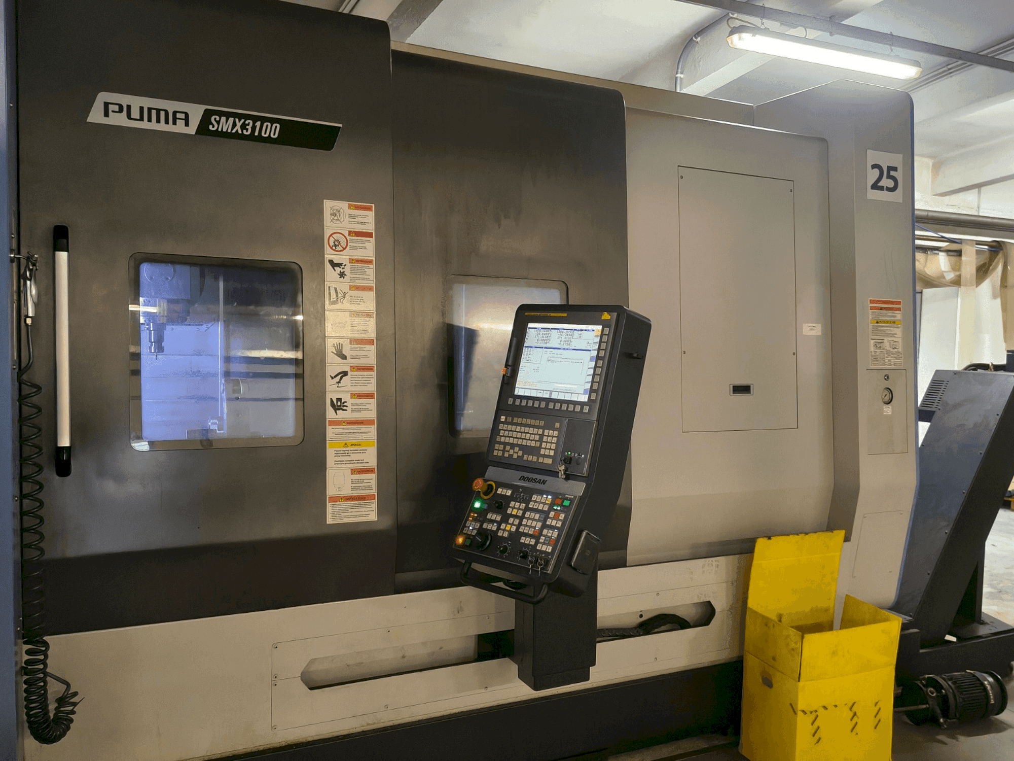 Koneen DOOSAN SMX 3100 etunäkymä