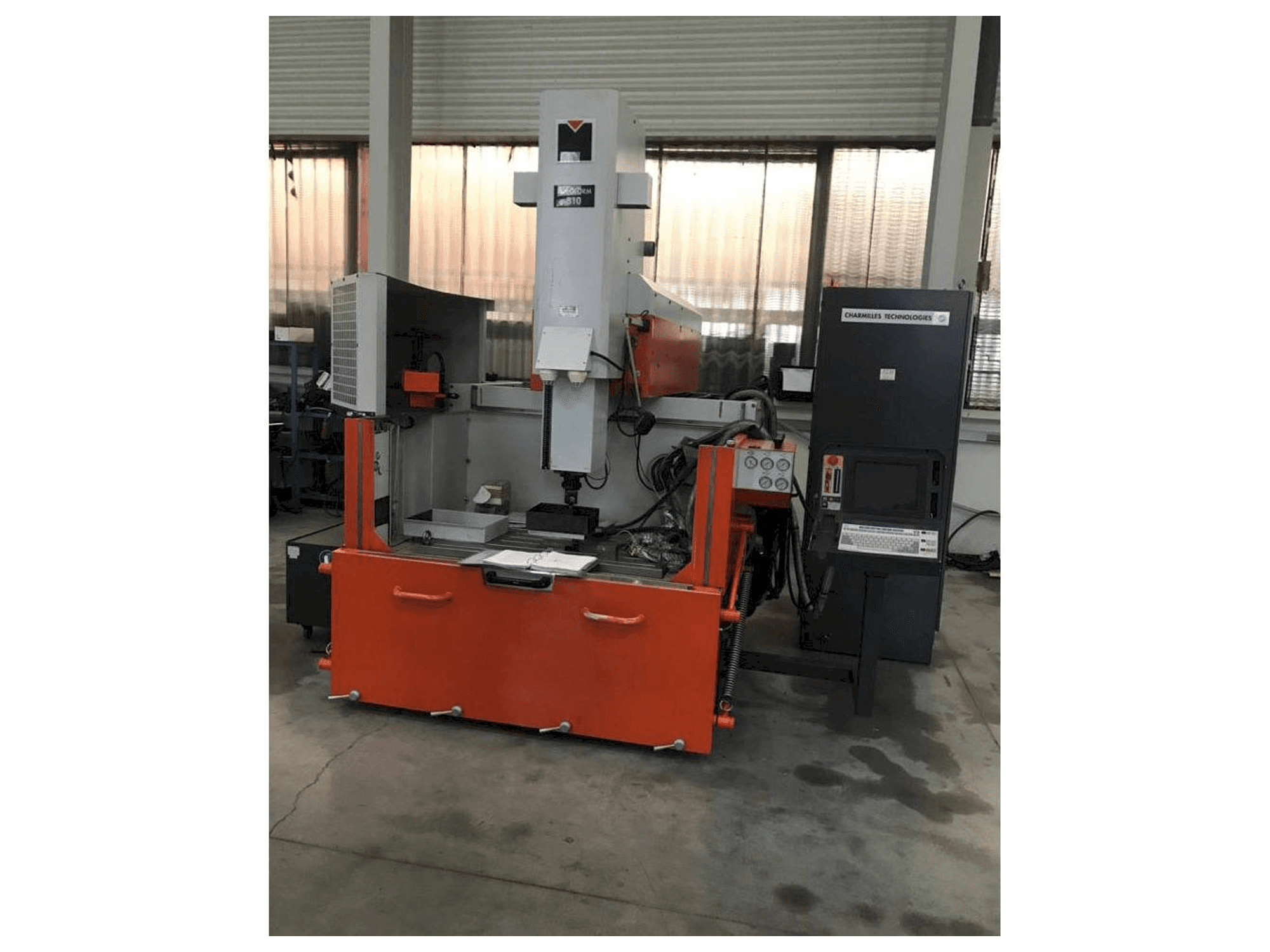 Koneen CHARMILLES ROBOFORM 810 etunäkymä