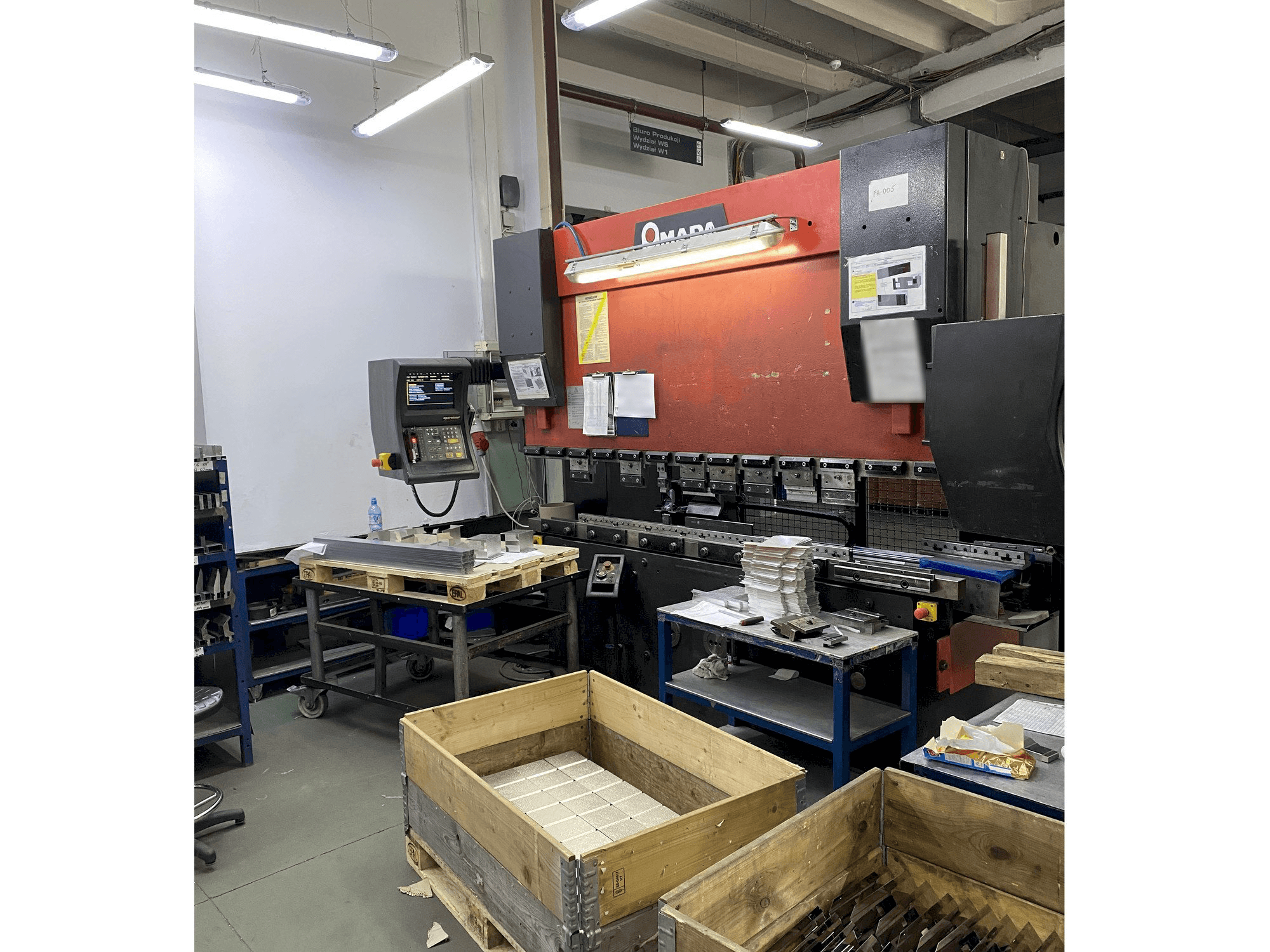 Koneen AMADA HFBO 8025 etunäkymä