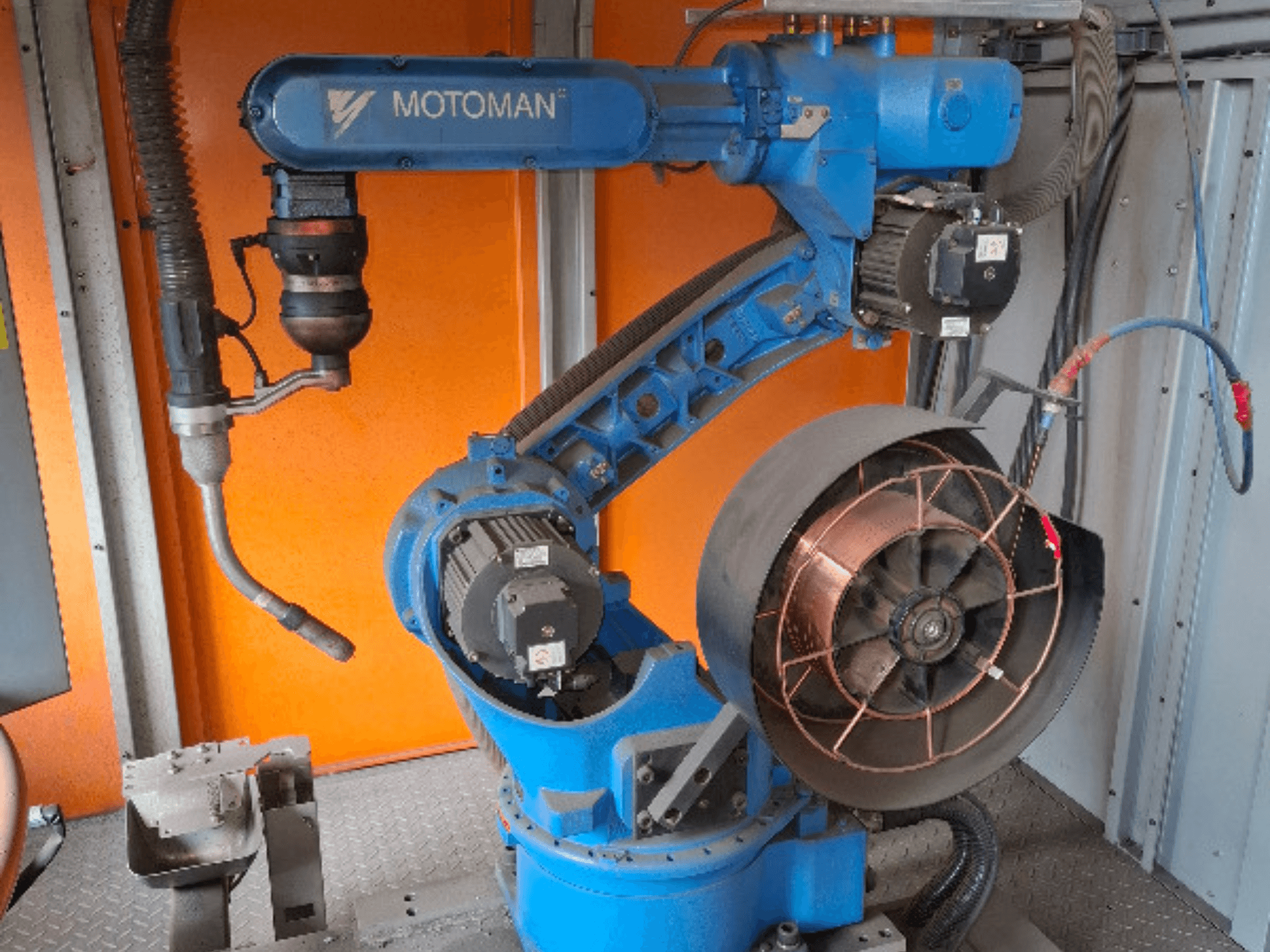 Sininen MOTOMAN-robottikäsivarsi, sivukuva, johon on kiinnitetty tuuletin ja työkalut, mekaaniset yksityiskohdat ja liitännät.