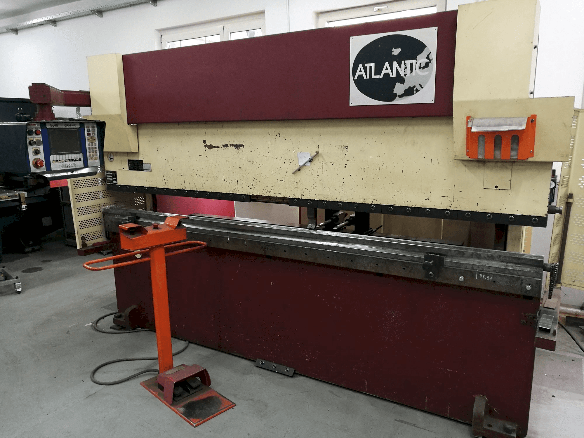 Koneen HACO ATLANTIC HPE 30100 etunäkymä