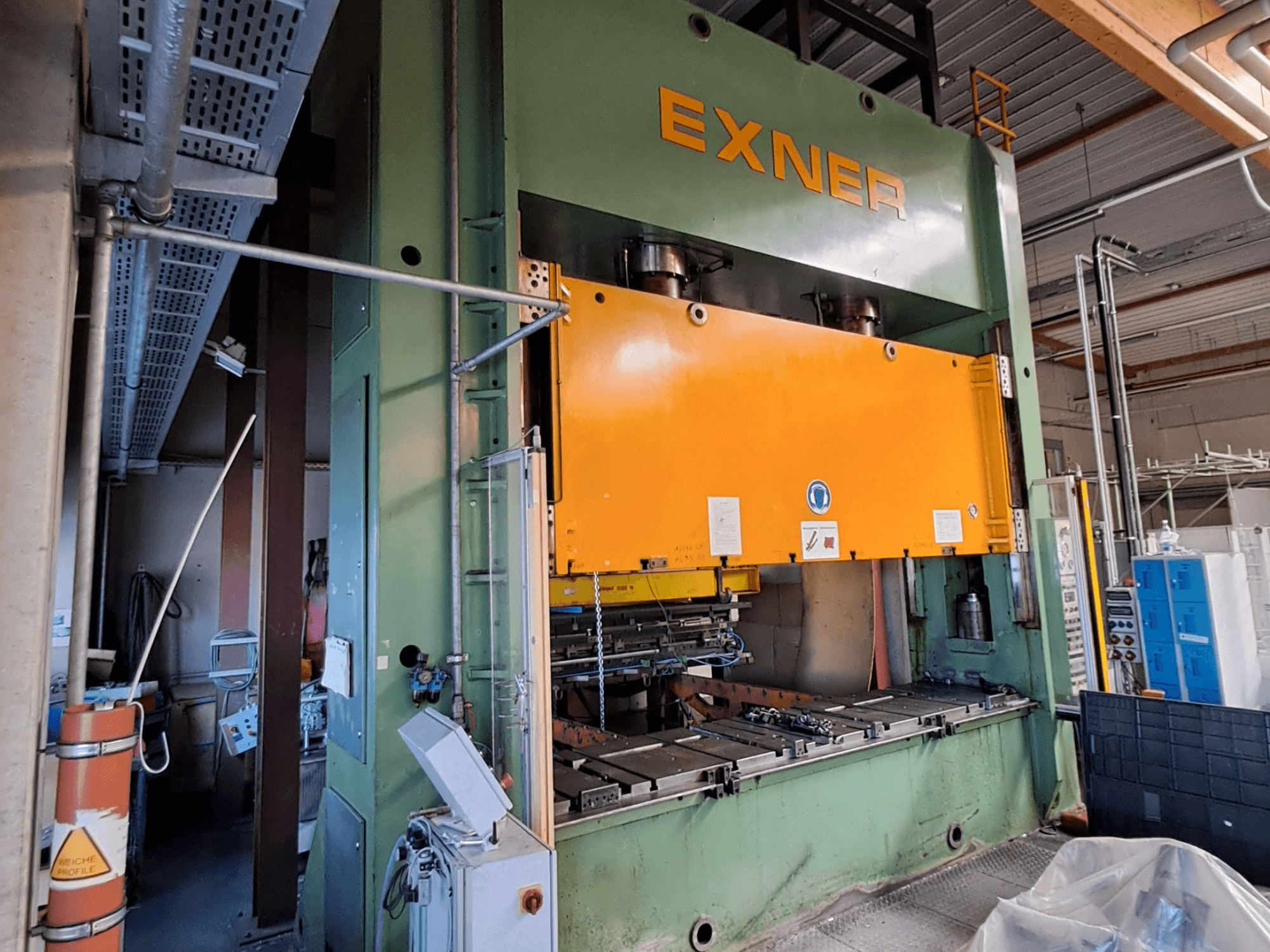 EXNER EX SBR 200 -hydraulipuristin sivulta katsottuna; kuvassa näkyy oranssi puristuslevy ja ohjauspaneeli.