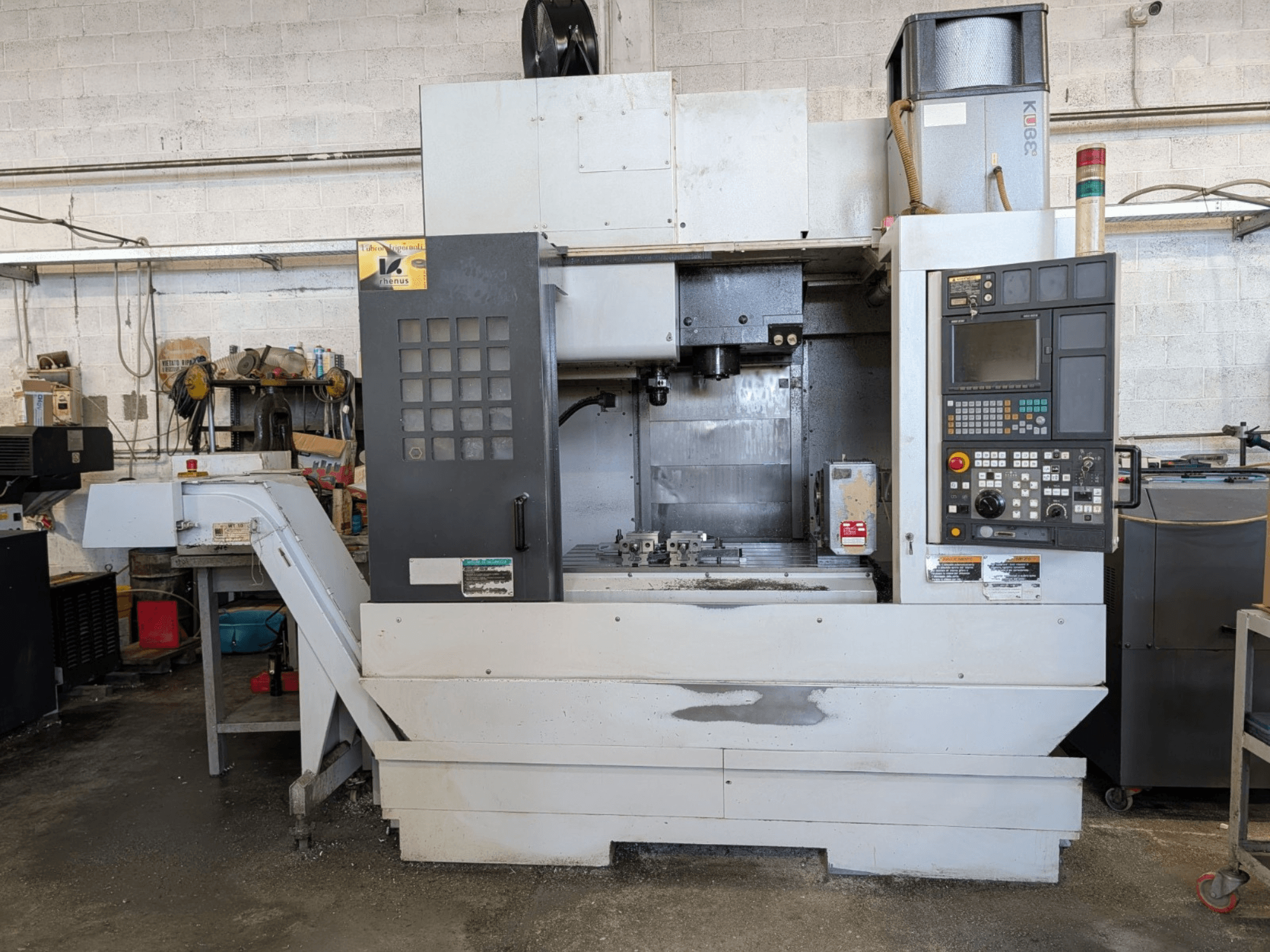 MORI SEIKI NV-5000α1/40 -pystytyöstökeskuksen etukuva, jossa ohjauspaneeli ja työalue näkyvissä.