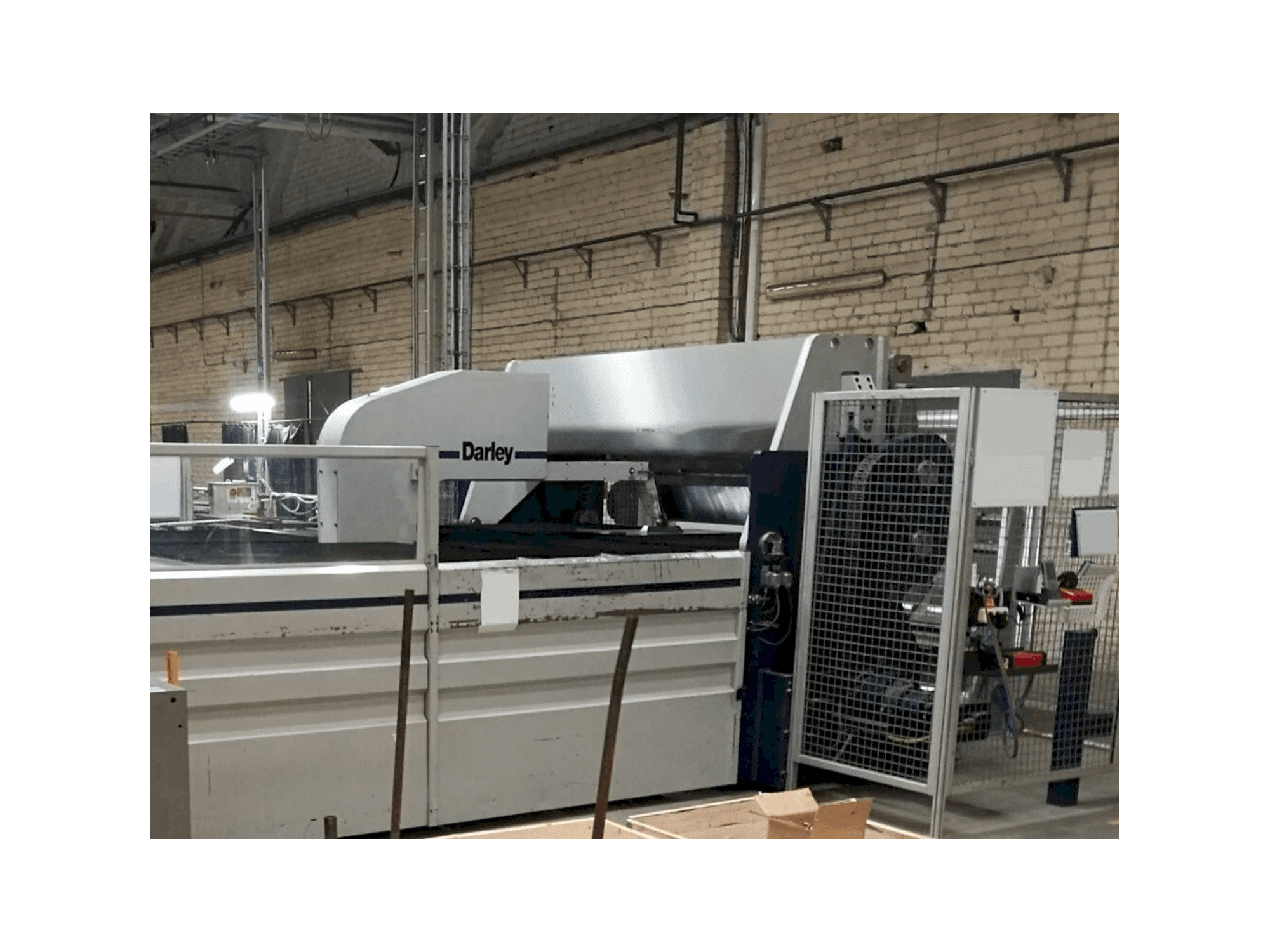 Koneen Darley MF 2502 etunäkymä