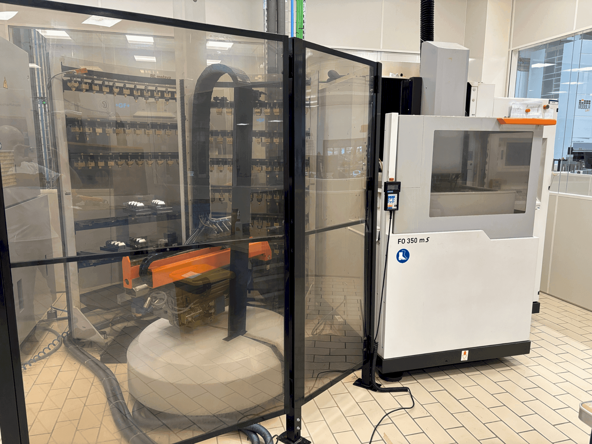 Koneen CHARMILLES ROBOFORM 350 etunäkymä