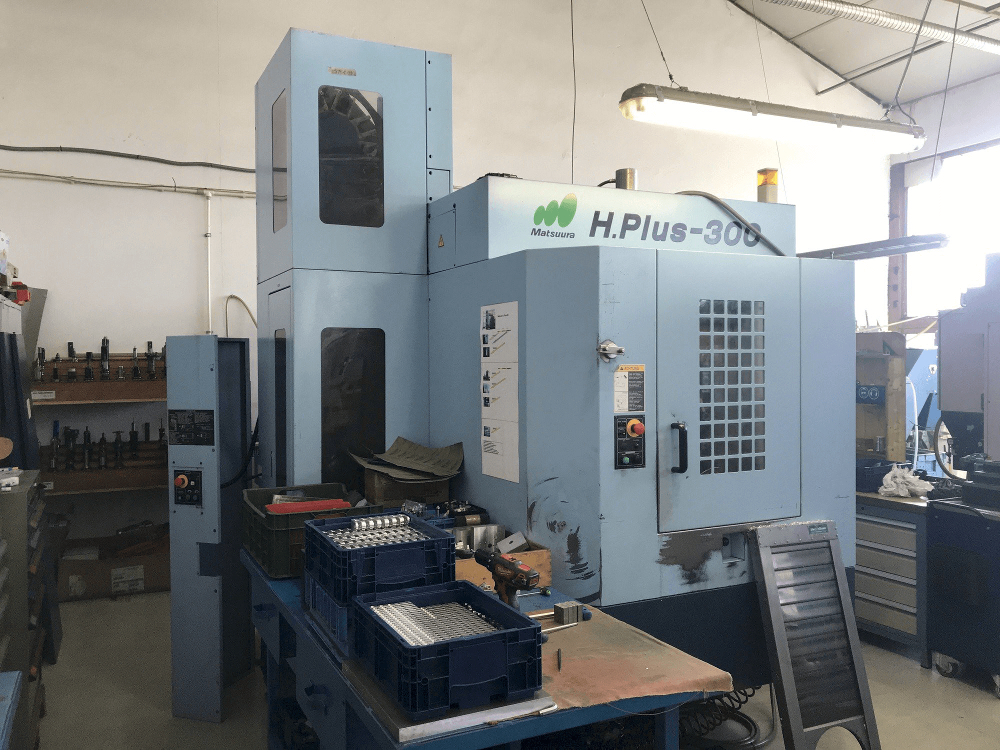Koneen Matsuura H.PLUS-300 etunäkymä
