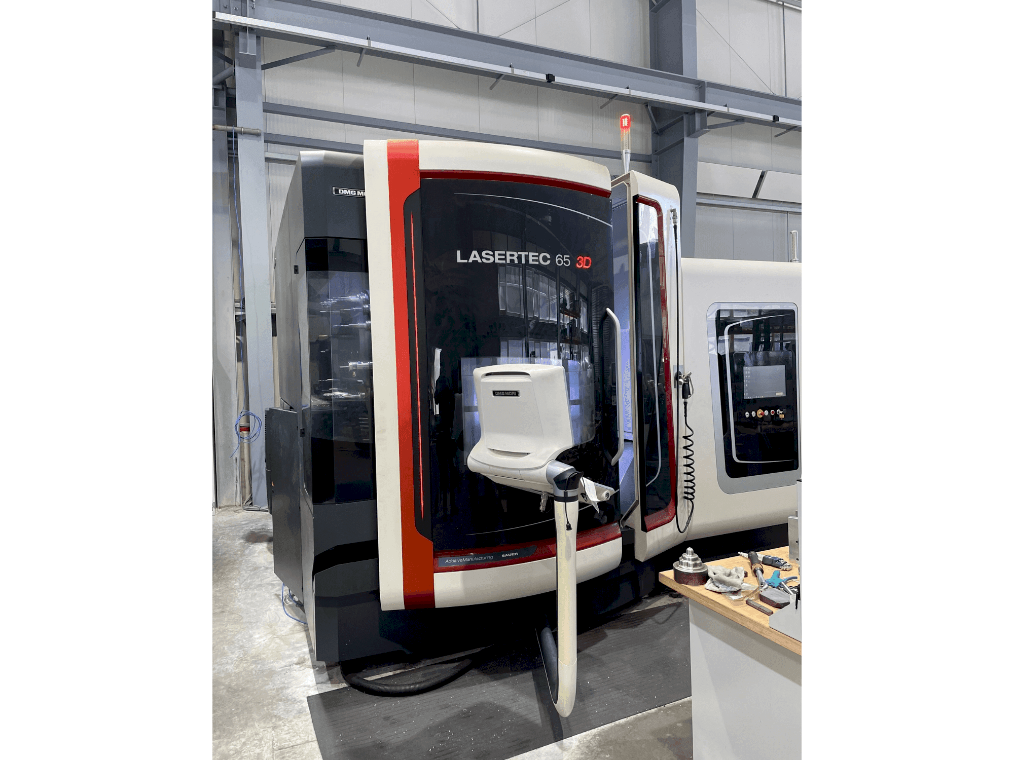 Koneen DMG MORI LASERTEC 65 3D Hybrid etunäkymä