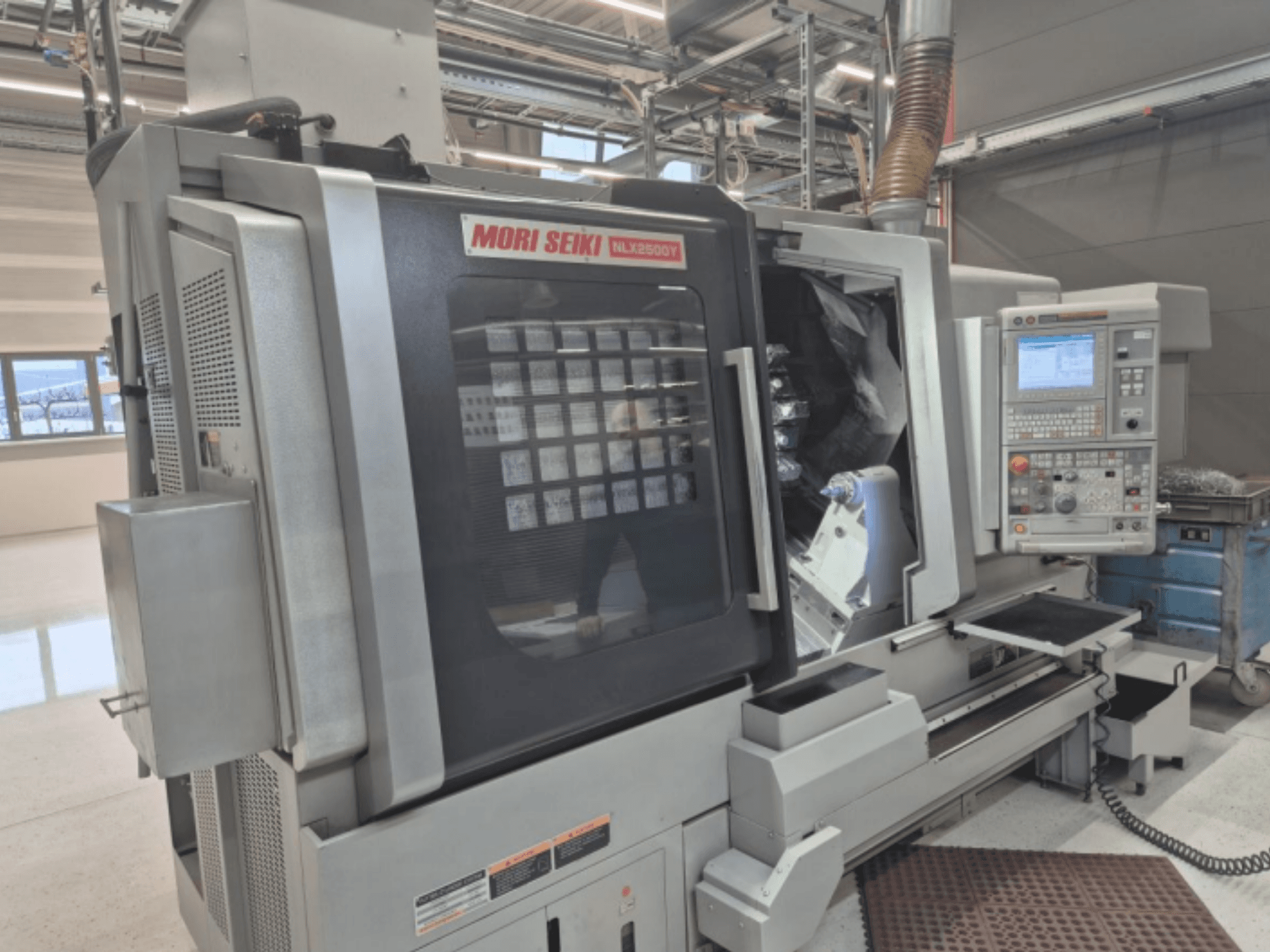 MORI SEIKI NL2500Y CNC-sorvi tehtaalla, etukuva, jossa näkyy ohjauspaneeli ja työkappaleen kammio.