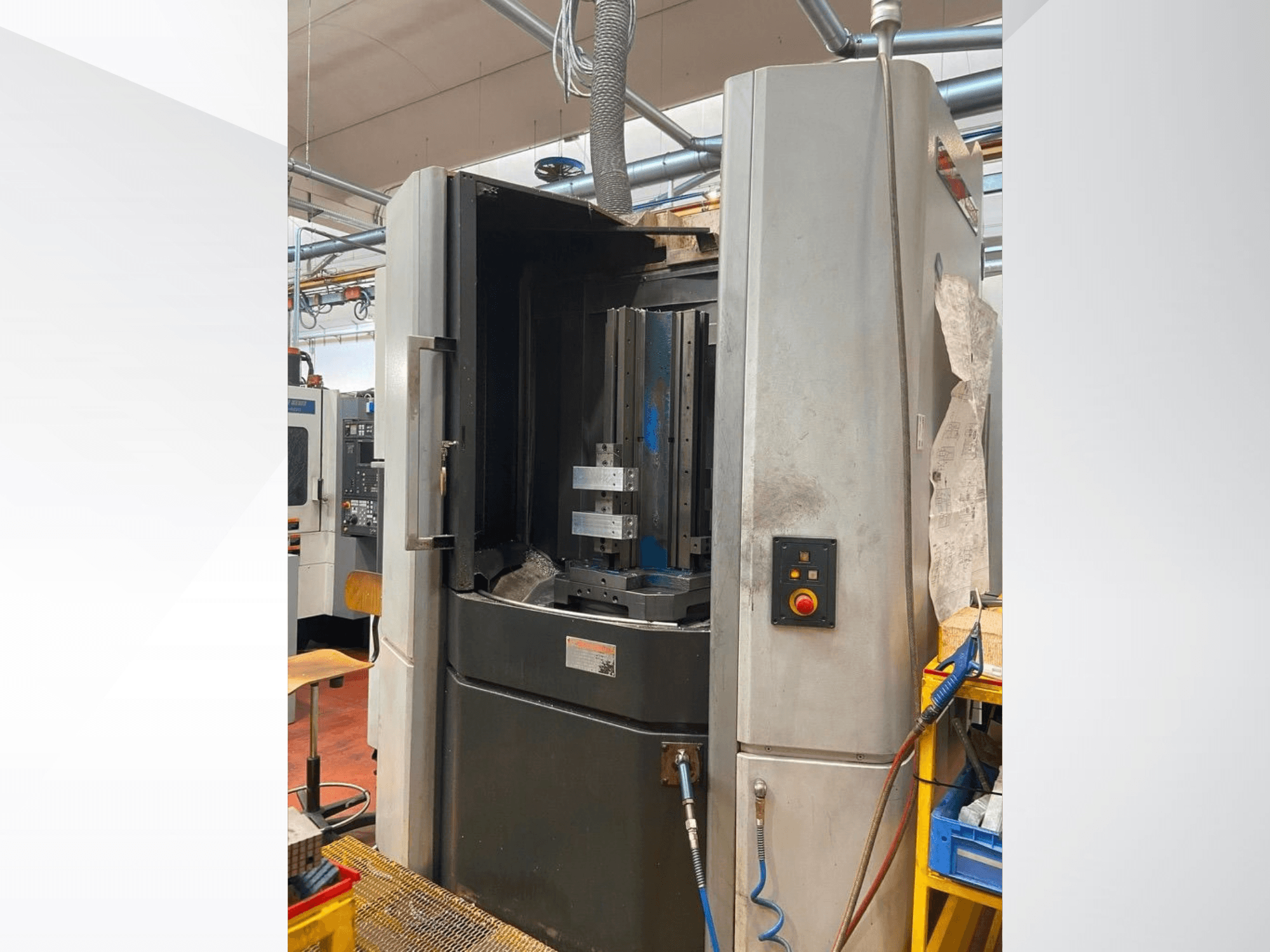MORI SEIKI NHX 5000 -vaakakoneistuskeskus, etunäkymä, jossa näkyy avoin luukku, työkalunpidin ja ohjauspaneeli.