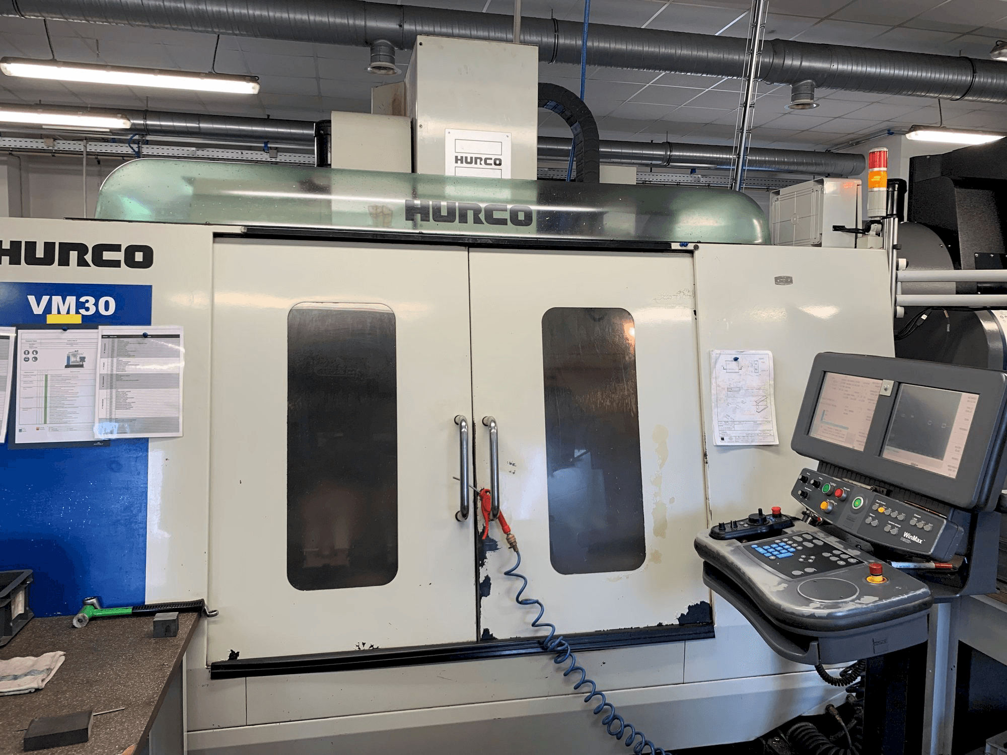 Koneen Hurco VM30 etunäkymä