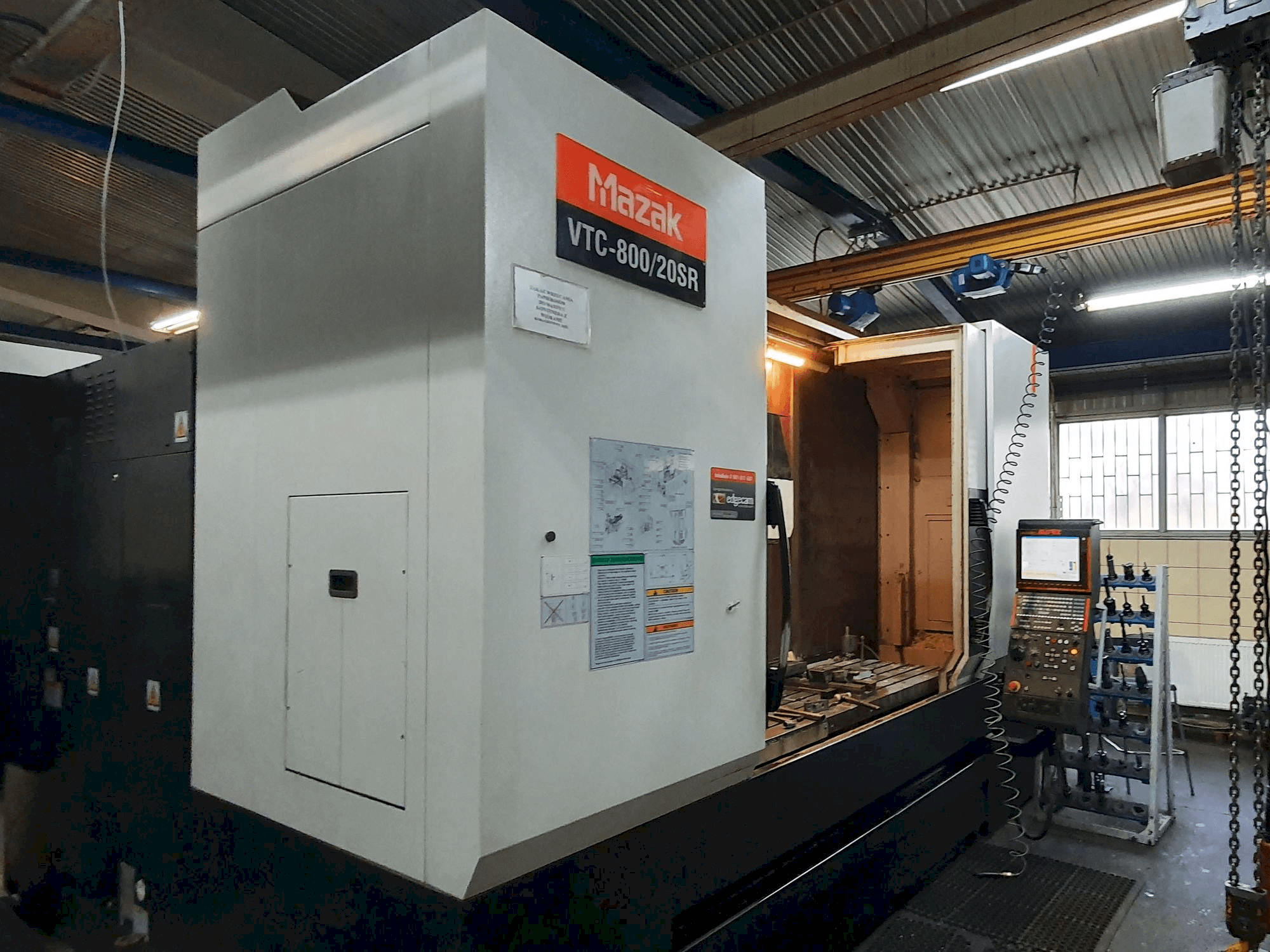 Koneen Mazak VTC-800/20SR etunäkymä