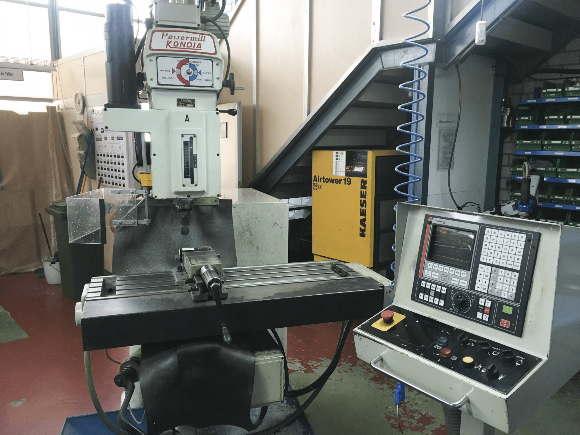 Koneen KONDIA vasen näkymä Powermill FV-1 CNC
