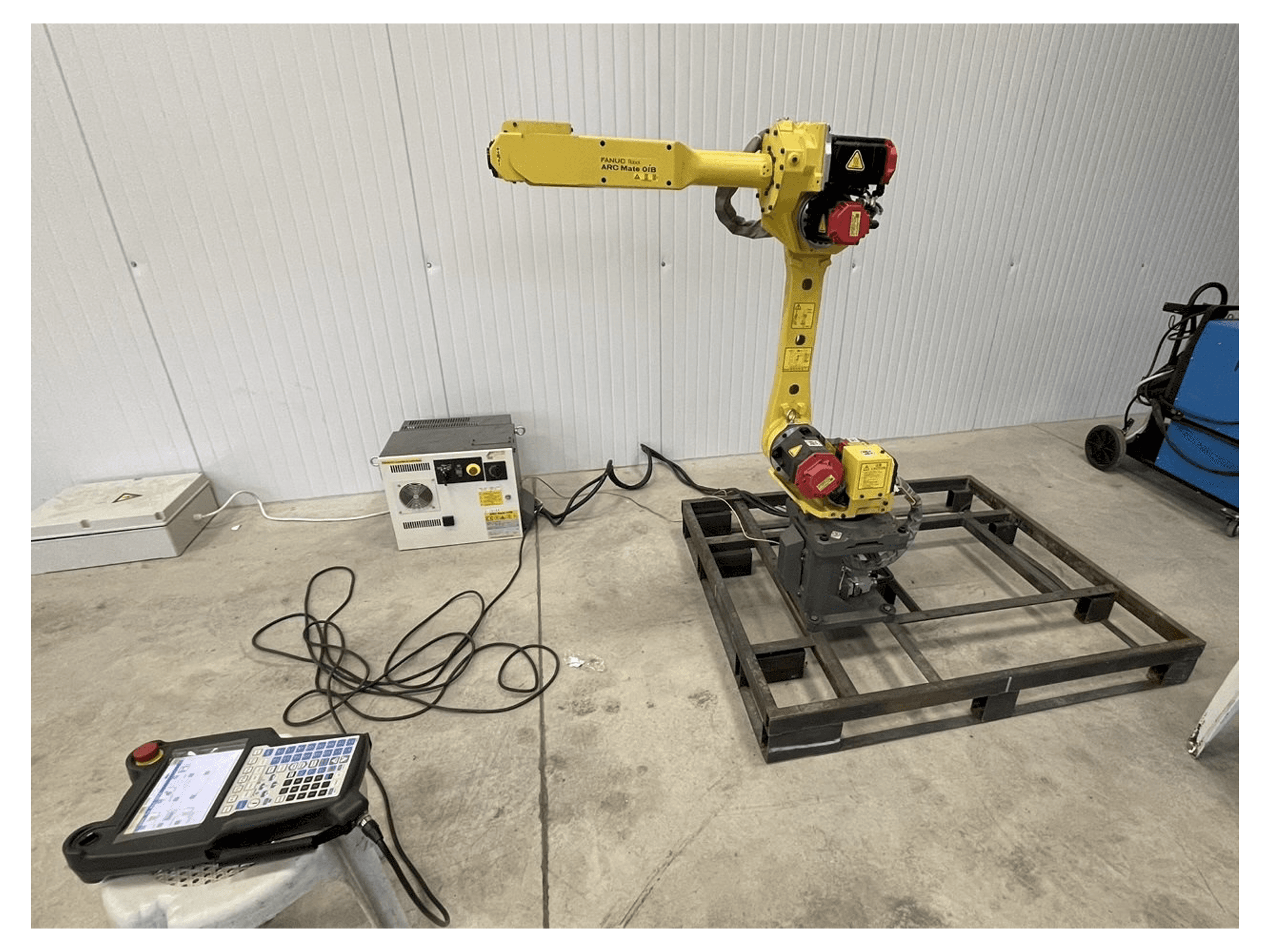 Koneen FANUC Arc mate 0iB etunäkymä