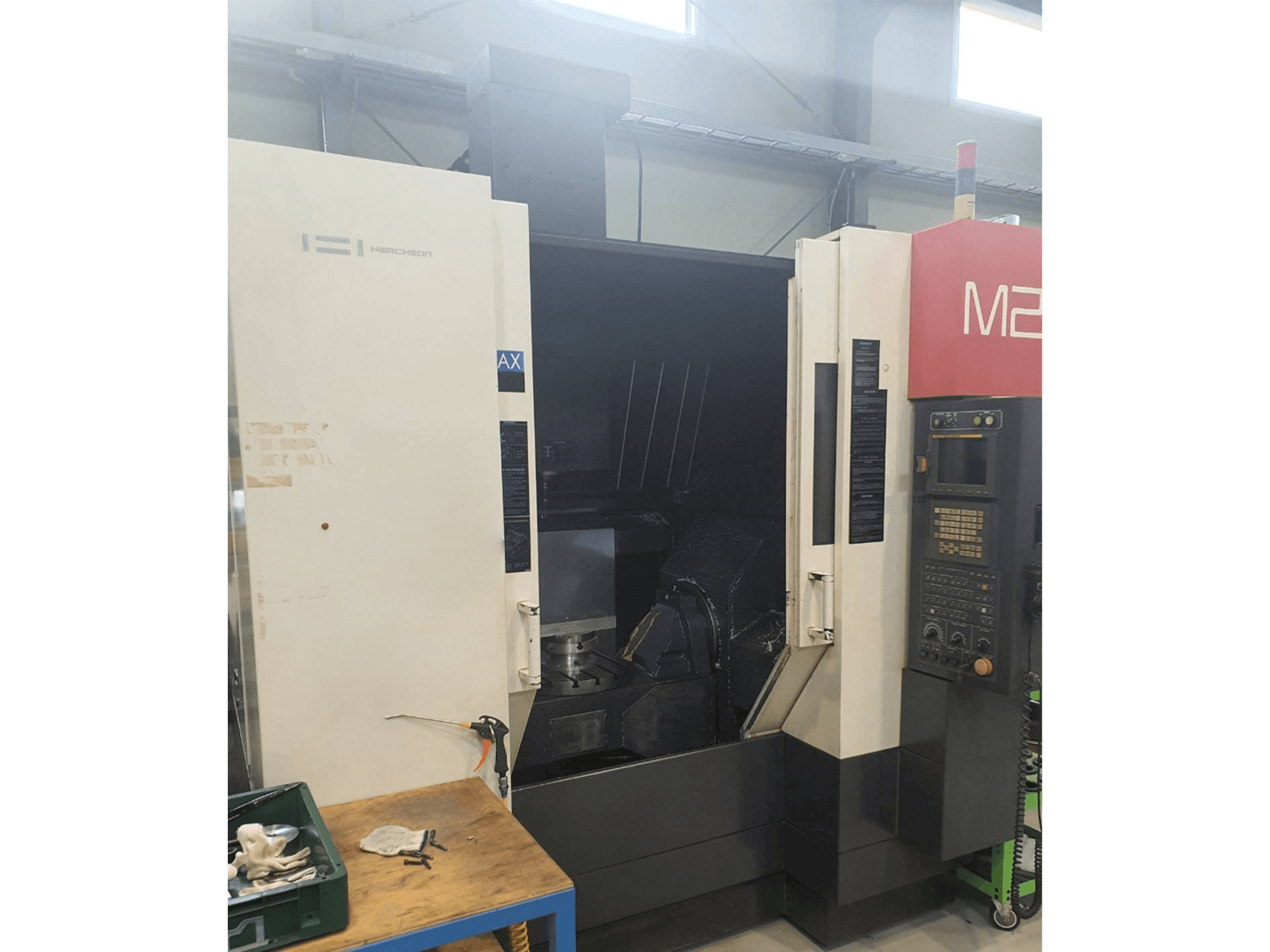 Koneen HWACHEON M2 etunäkymä