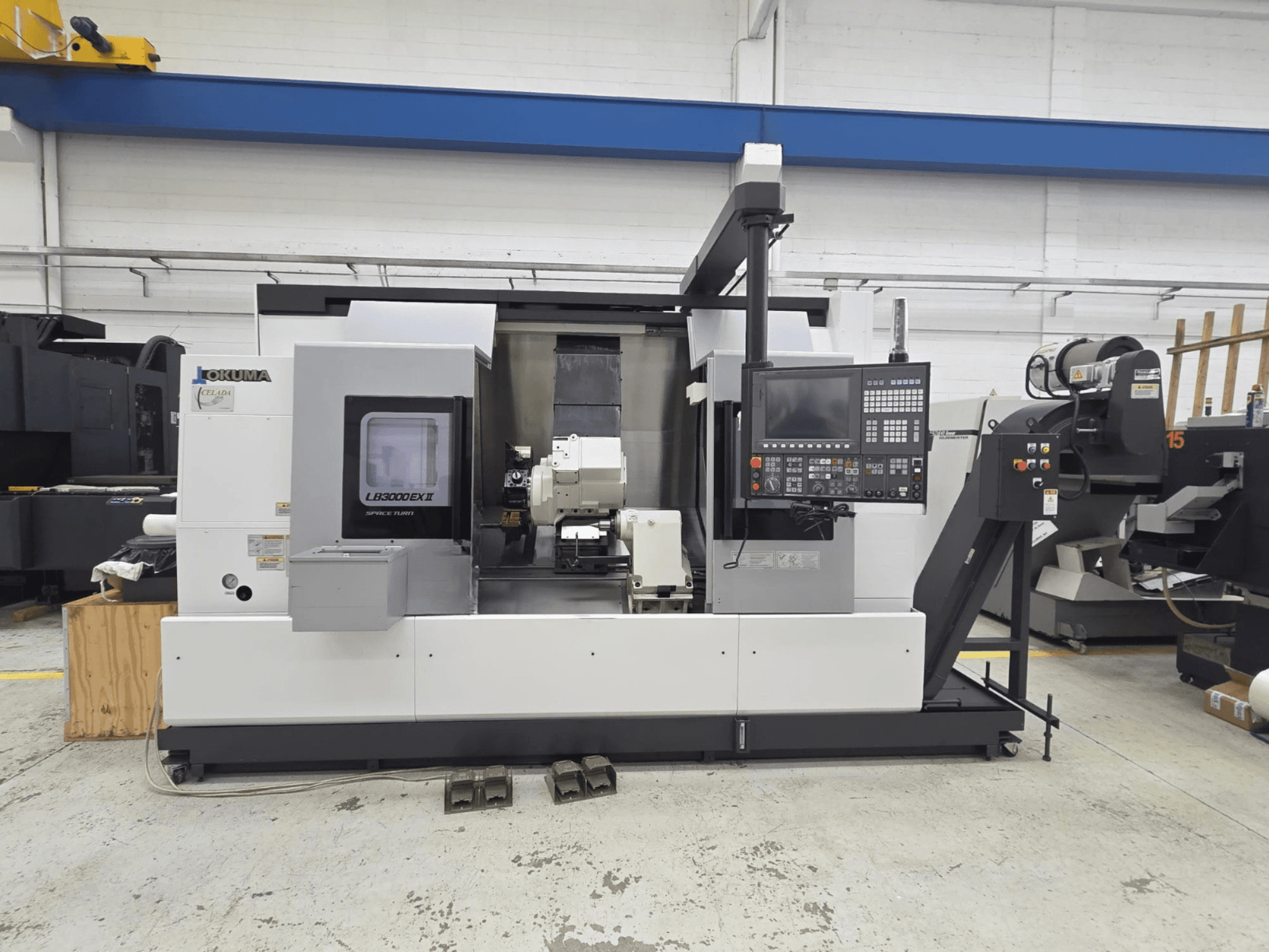 Okuma LB 3000 EXII -vaakasorvauskone etukuvassa, jossa on ohjauspaneeli ja työkalunpidin.