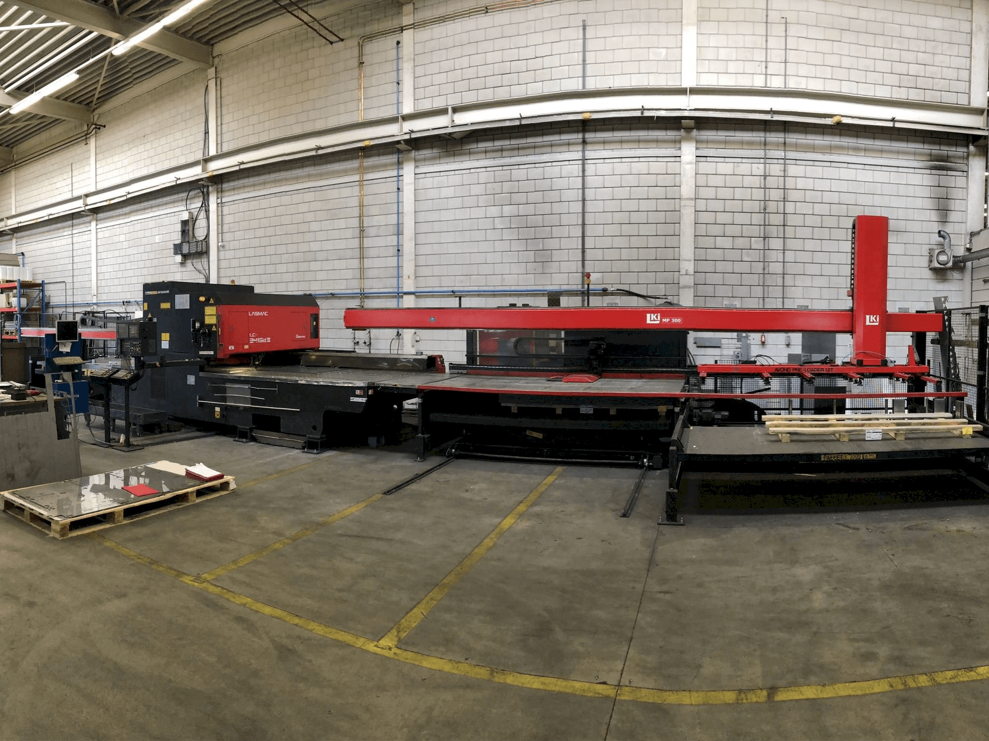 Koneen AMADA LC2415 ALPHA III etunäkymä