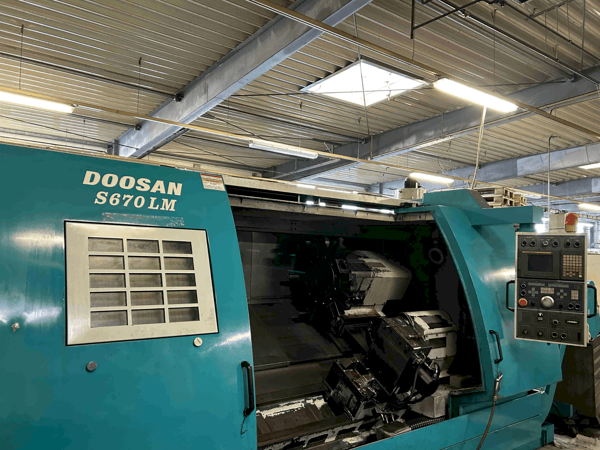 Koneen DOOSAN S670 LM etunäkymä