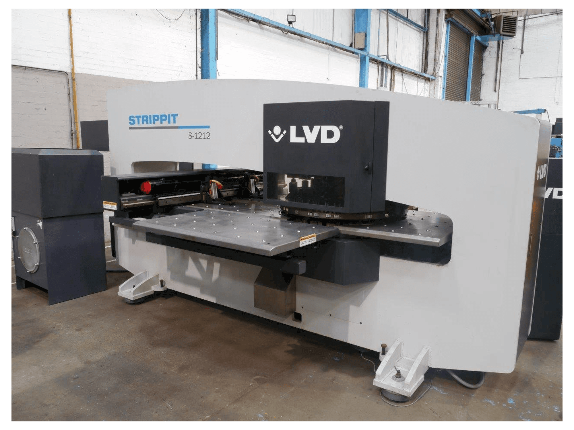 Koneen LVD STRIPPIT S 1212 etunäkymä
