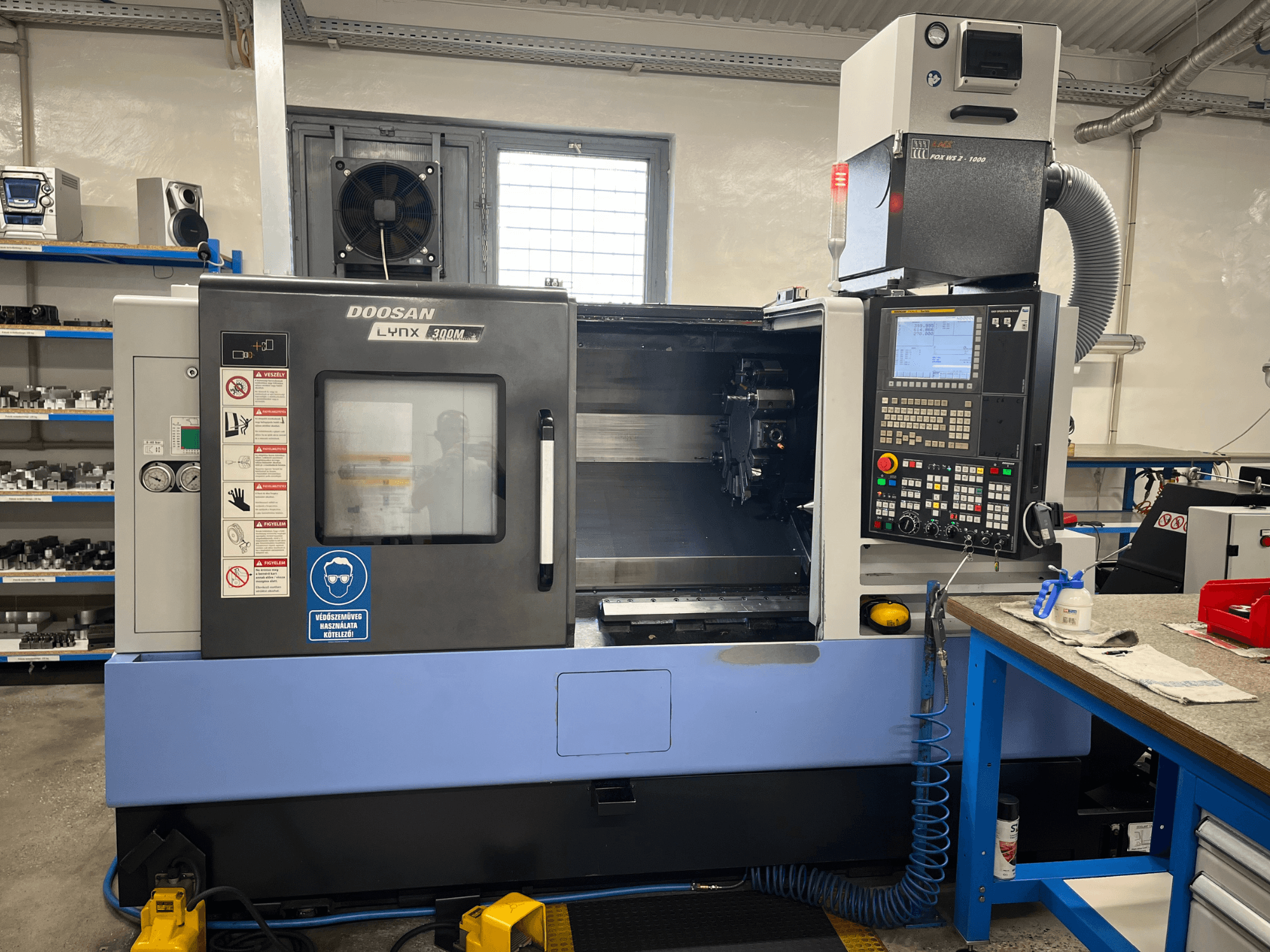 DOOSAN LYNX 300M -vaakasuora sorvi, etunäkymä, jossa näkyvät ohjauspaneeli ja käyttökomponentit.